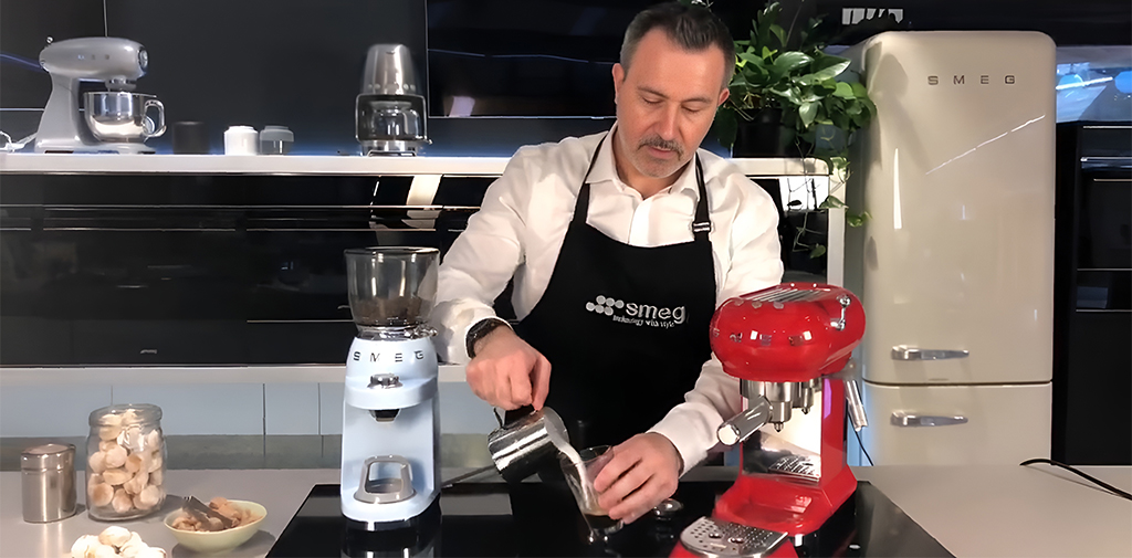 Как приготовить латте с помощью эспрессо-кофемашины Smeg?