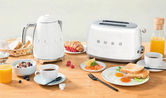 Чайник Smeg серии 50-х годов