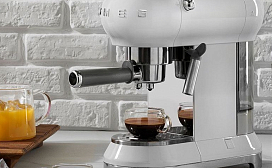 Как приготовить латте с помощью эспрессо-кофемашины Smeg?