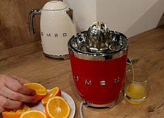 Соковыжималка Smeg CJF01RDEU