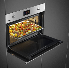 Компактный духовой шкаф с пароваркой Smeg SF4303WVCPX