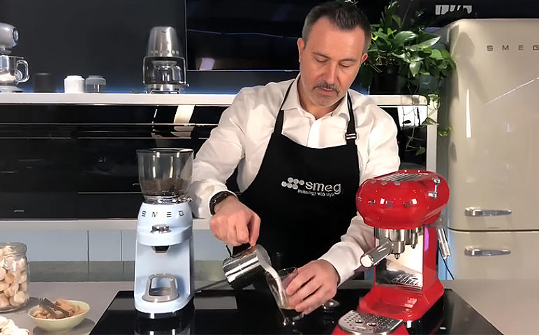 Как приготовить латте с помощью эспрессо-кофемашины Smeg?