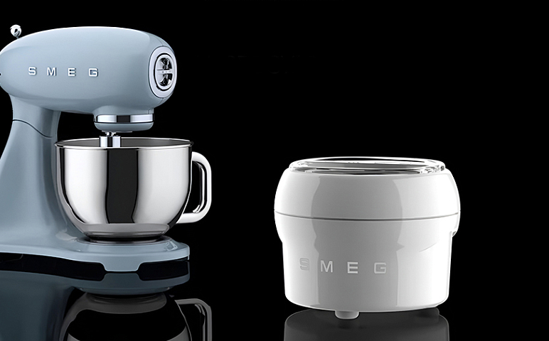 Приготовление мороженого с помощью миксера Smeg